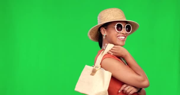 快乐和太阳镜与一个女人的绿色屏幕背景工作室的风格在帽子 一个年轻的女模特穿着时髦的衣服 头戴铬钥匙造型的画像 手袋和微笑 — 图库视频影像
