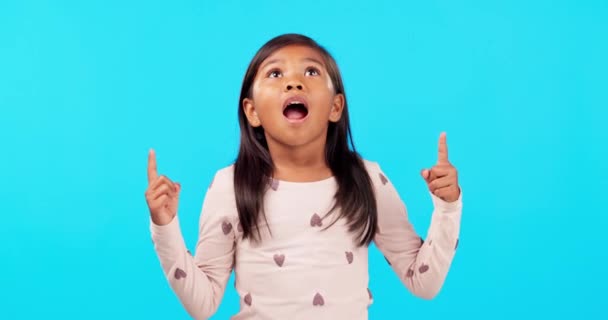 Ukazující Nahoru Ruce Páni Dívce Dítě Studiu Překvapivým Oznámením Modrém — Stock video