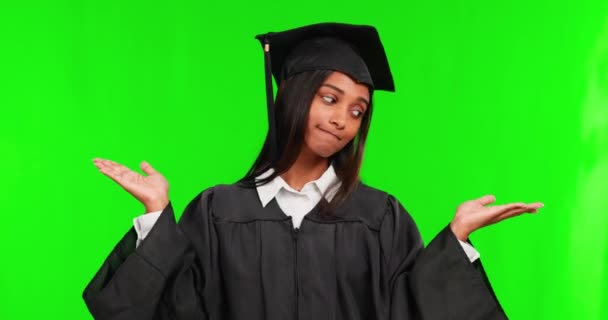 スタジオの背景に対する決定のための緑の画面上の選択で女性 卒業生と手のひら 女性の肖像画や問題の手で学生 選択またはモックアップスペース上の選択 — ストック動画