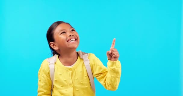 Śmiejąc Się Wskazując Ręką Szczęśliwe Dziecko Dziewczyna Studio Powrotem Sprzedaży — Wideo stockowe