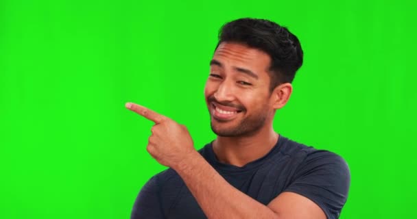 Pointant Heureux Visage Homme Asiatique Sur Écran Vert Pour Promotion — Video