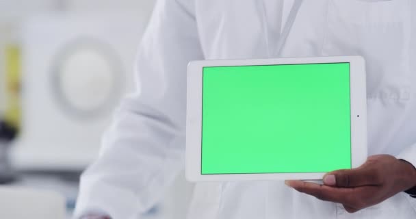 Wetenschapper Handen Tablet Groen Scherm Voor Medische Presentatie Gezondheidszorg Software — Stockvideo