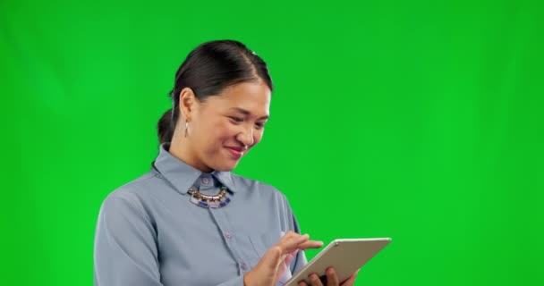 Happy Asian Woman Tablet Laughing Green Screen Funny Joke Social — Stock Video