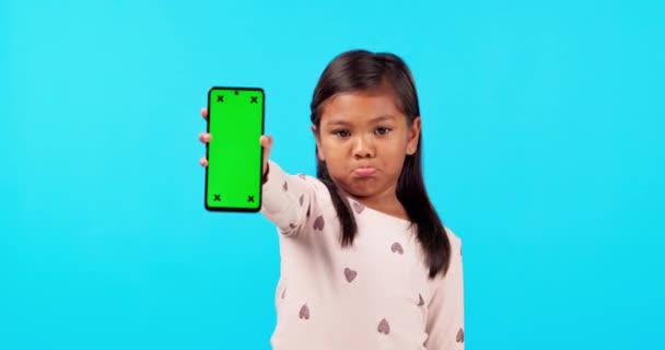 Telefon Zelená Obrazovka Náladová Dívka Modrém Pozadí Studiu Pro Marketing — Stock video