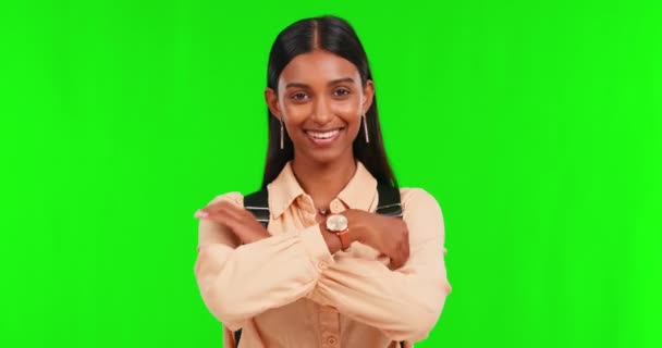 Glad Flicka Grön Skärm Eller Ansikte Student Med Armarna Korsade — Stockvideo
