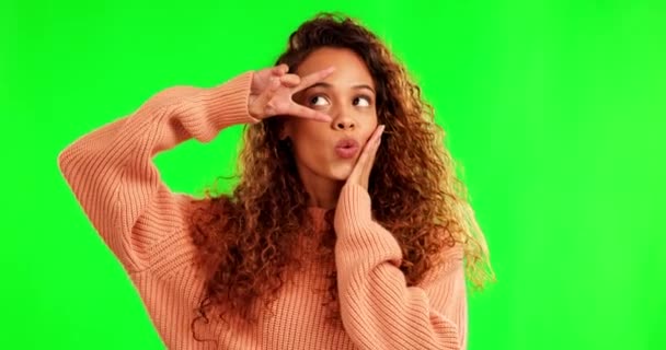 Green Screen Funny Woman Peace Sign Thinking Facial Expression Studio — Stock Video