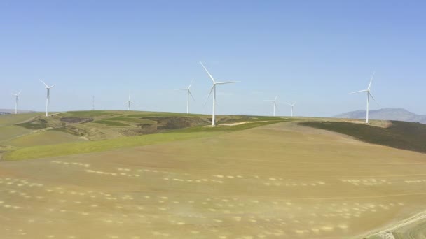 Drone Turbina Eolica Cielo Blu Campo Energie Rinnovabili Sostenibilità Centrale — Video Stock