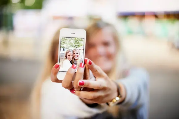 电话荧幕和喜庆的节日朋友 女人或人都会为有趣的结合 社交活动或记忆照片而笑 活动图片 手机摄影或女孩手贴到社交媒体应用程序 — 图库照片