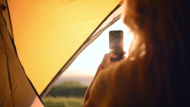 Kamp, telefon ve kadın fotoğrafçılık için çadırda yaz macerası, tatil ve açık hava tatili. Yürüyüş, resim ve kişi kamp alanında sosyal medya, çevrimiçi gönderi ve seyahat blogu için akıllı telefonla.