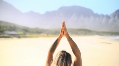 Kişi, yoga ve plajda dua eden eller ruhani sağlık, huzur ve bütünsel uygulama için. Yogi 'nin arkası farkındalık, inanç ve zen ile meditasyonda yaz için doğa veya açık havada..