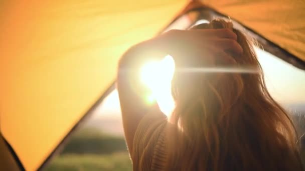 Kempování Východ Slunce Záda Ženy Stanu Pro Letní Dobrodružství Dovolenou — Stock video