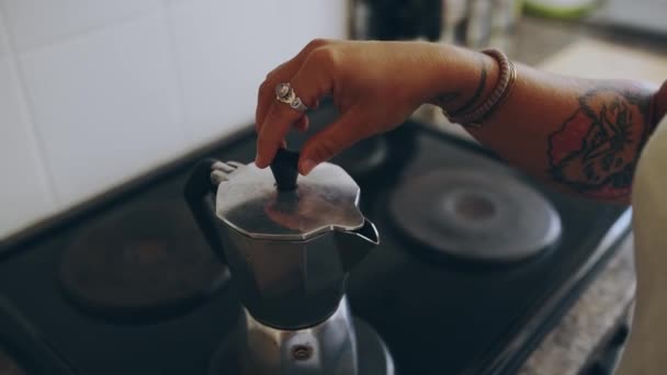 Жінка Кава Чайник Плиті Кухні Готуються Ранкового Напою Прокидаються Мир — стокове відео