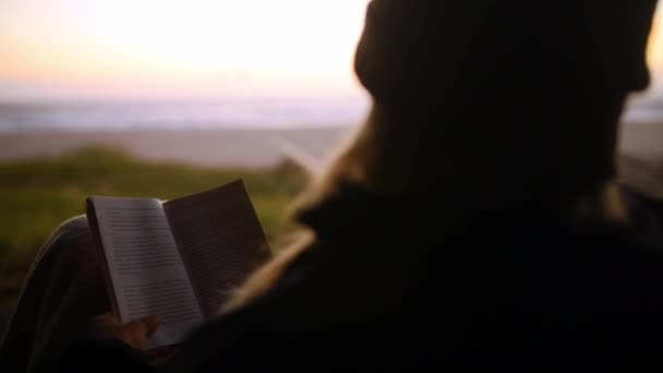 Person Zelten Und Sonnenuntergang Mit Lesebuch Reisen Und Zurück Den — Stockvideo