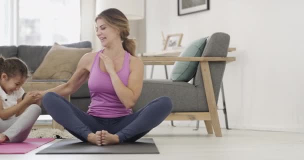女儿和瑜伽一起锻炼身体 在客厅地板上摆出惊艳的姿势 家庭之家 在垫子 母性或教导儿童冥想方式上的结合和放松 — 图库视频影像