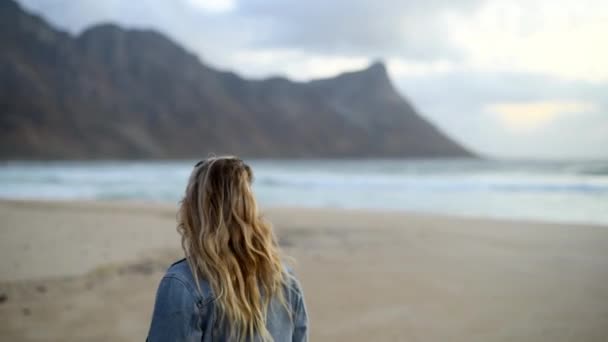 Puesta Sol Mujer Playa Con Cielo Nublado Caminar Isla Tropical — Vídeos de Stock
