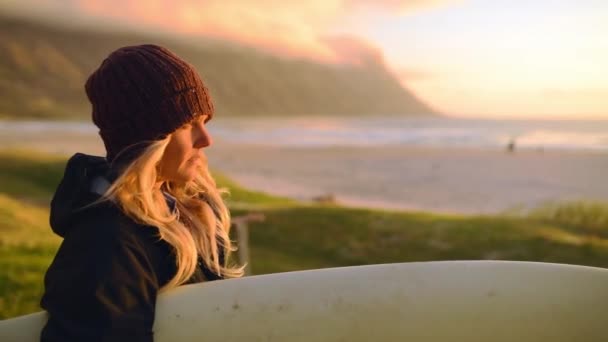 Západ Slunce Dobrodružství Žena Surfy Pláži Horami Zataženou Oblohou Výhledem — Stock video