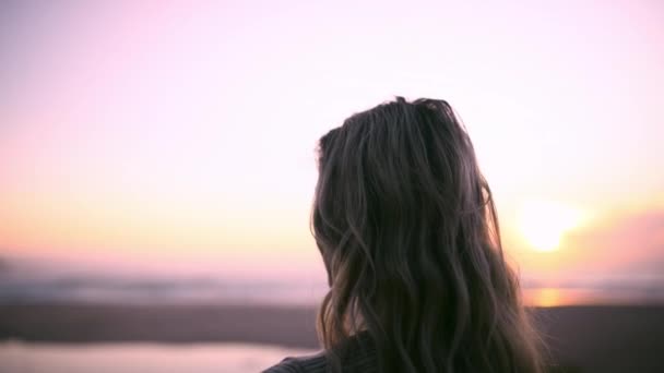 Stranden Tänkande Kvinna Naturen Vid Solnedgången Med Frid Mindfulness Och — Stockvideo