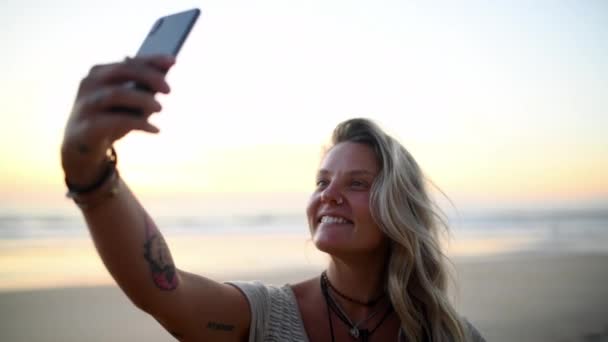Пляж Селфи Счастливая Женщина Природе Свободой Путешествием Приключением Весельем Исследованием — стоковое видео