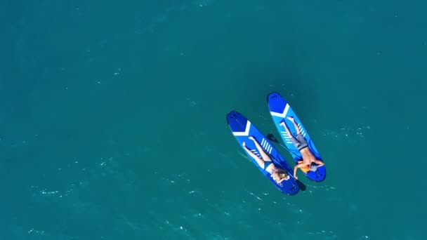 Relaxe Mar Pessoas Remar Embarque Drone Com Água Azul Liberdade — Vídeo de Stock