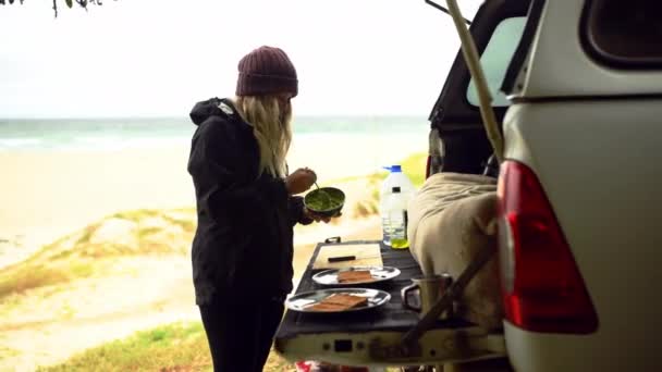 Camping Van Kobieta Jedzeniem Plaży Przygodę Śniadanie Morze Wakacjach Gotowanie — Wideo stockowe