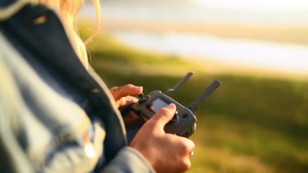 Drone Remoto Mujer Con Tecnología Las Manos Parque Verano Con — Vídeo de stock