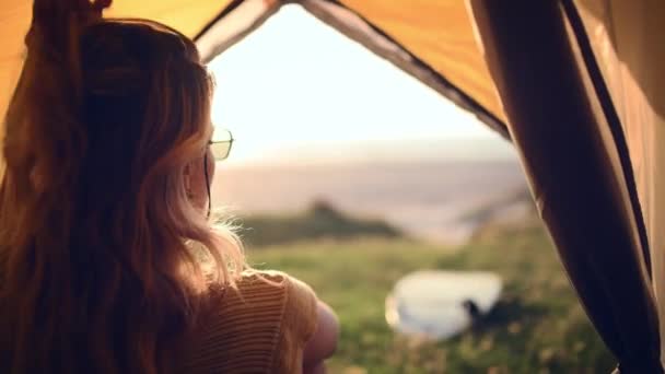 Camping Mañana Mujer Tienda Amanecer Para Aventura Verano Vacaciones Vacaciones — Vídeos de Stock