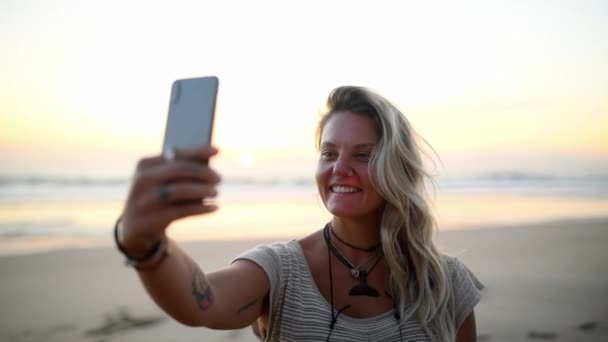 Селфи Пляж Счастливая Женщина Природе Свободой Путешествием Приключением Весельем Исследованием — стоковое видео