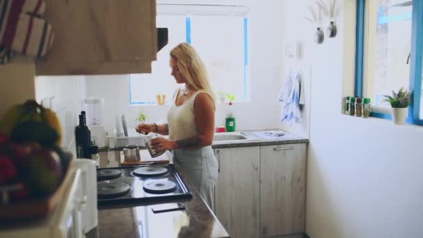 Frau Bereiten Sie Und Kaffee Hausgetränk Für Den Morgen Aufwachen — Stockvideo