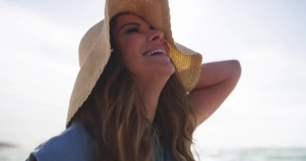 Słoneczko Kapelusz Szczęśliwa Kobieta Wakacjach Plaży Lato Podróże Świeżym Powietrzu — Wideo stockowe