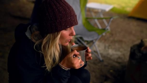 Camping Relaxovat Žena Kávou Dopoledních Hodinách Dobrodružství Přírodě Venkovní Dovolenou — Stock video