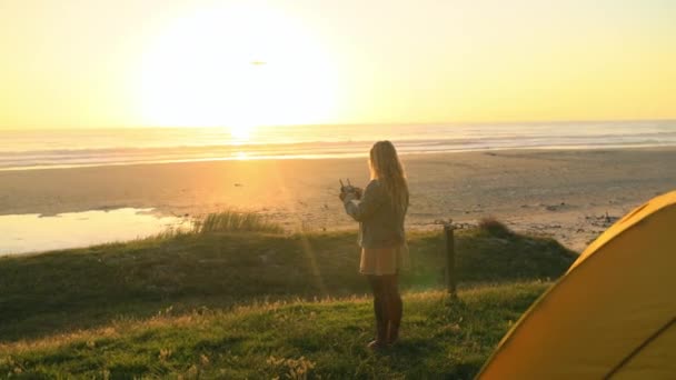 Kumsalda Kadın Pilotsuz Uçak Günbatımında Havada Kuadkopter Uçuşu Kamp Çadırında — Stok video