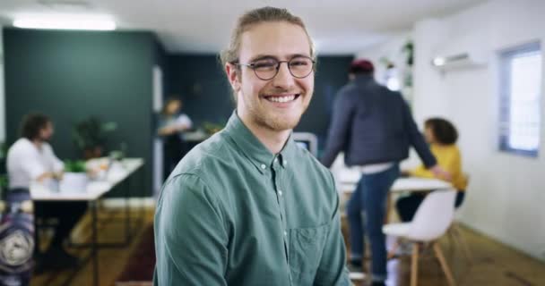 Feliz Brazos Cruzados Confiado Hombre Oficina Empresario Agente Sonrisa Lugar — Vídeos de Stock