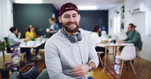 Sourire Bras Croisés Confiant Homme Bureau Entrepreneur Agent Heureux Démarrage — Video
