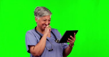 Hemşire, komik kadın ve tablet stüdyoda yeşil ekranda arka plan modelinde izole edilmiş. İnternet uygulamasında komedi, mim ya da sağlık şakasına gülen tıp profesyoneli, teknoloji ve kıdemli cerrah.