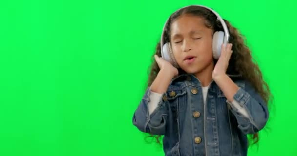 緑の画面 ヘッドフォンや女の子のダンス 音楽や子供のラジオ ポッドキャストや興奮や才能で歌う 子供のリスニング ストリーミングやオーディオエレクトロニクスやスタジオの背景を祝うと幸せな — ストック動画