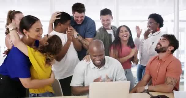 Pessoas Negócios Alta Cinco Celebração Laptop Para Sucesso Inicialização Metas — Vídeo de Stock