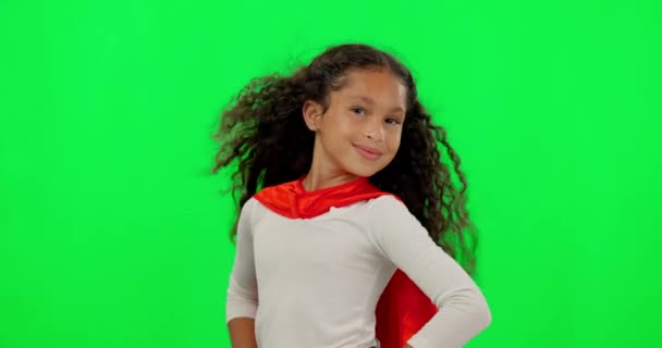 女の子の子供 ヒーローと顔を持つ緑の画面では モックアップのための腰に手で笑顔と正義 幸せな女性の子供 力と自信のための肖像画 赤いスーパーヒーローケープと風の中で髪で犯罪を停止 — ストック動画
