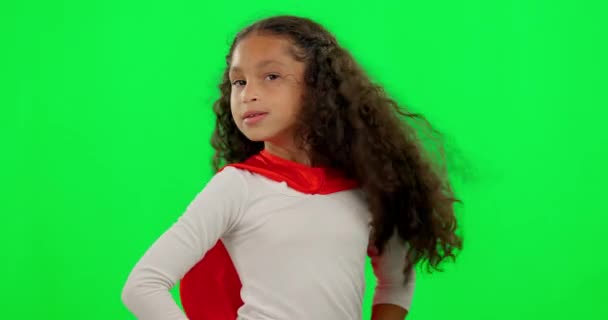 Dziewczyna Dzieciak Bohater Zielony Ekran Twarzą Silny Sprawiedliwości Rękami Biodrach — Wideo stockowe