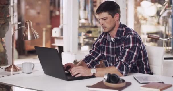 Laptop Gyári Üzletember Műhely Irodájában Mail Weboldal Böngészés Interneten Raktárvezető — Stock videók