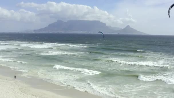 Kite Surfen Strand Antenne Van Mensen Oceaan Voor Avontuur Vakantie — Stockvideo