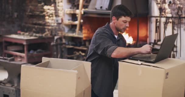 Mężczyźni Warsztaty Logistyka Wysyłki Laptopem Pakiet Kowala Partnerstwa Pudełkami Praca — Wideo stockowe