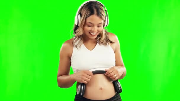 成長や赤ちゃんの発達のための緑の画面上の腹の上に幸せな 妊娠中の女性やヘッドフォン 妊娠中の音楽 リラックスやスタジオで健康な妊産婦のための胃の上にラジオオーディオをストリーミングする母親 — ストック動画