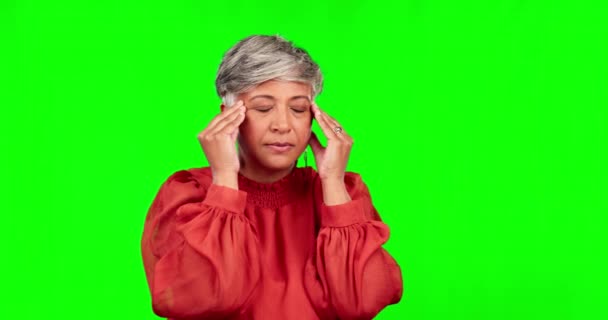 背景のモックアップに隔離されたスタジオでの緑の画面上の頭痛 問題と高齢者の女性 疲労または脳霧を持つ高齢女性は フラストレーションや痛み 危機や失敗で疲れ — ストック動画