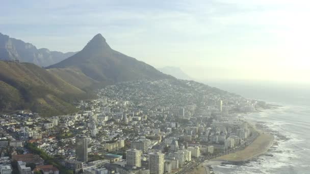 Luchtvaart Drone Berg Stad Door Oceaan Van Kaapstad Met Gebouwen — Stockvideo