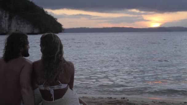 Пляж Захід Сонця Спина Пари Відпочивають Природі Розмовами Спокоєм Язками — стокове відео