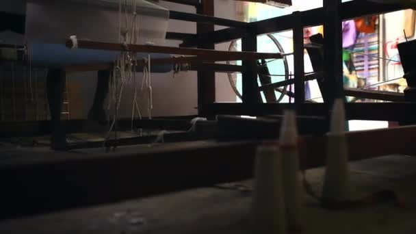 フィートの木製の織機 研修会および織物 生地および工場の生産のための材料 編む糸の製造 倉庫およびクローズアップ 衣料品業界のための機械の綿およびウール — ストック動画