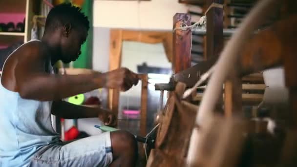 カーペットの製造が付いている倉庫の織物の生産機械が付いている生地 中小企業の工場のための研修会の貿易 アフリカの従業員および糸かウールのプロセス レバー — ストック動画