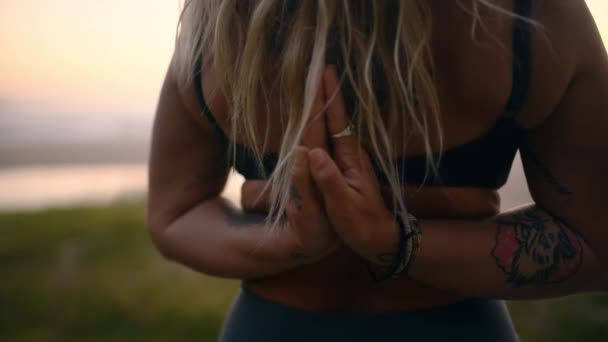 Mulher Volta Ioga Namaste Mãos Natureza Nascer Sol Com Meditação — Vídeo de Stock
