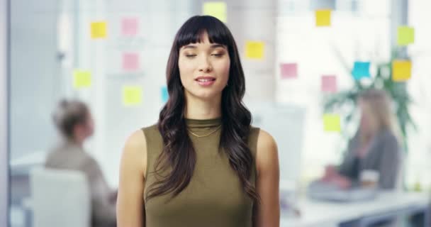 商业女性 办公室 并指给你的选择 决定或职业机会 快乐女性在择业 择业或择业中的形象 — 图库视频影像
