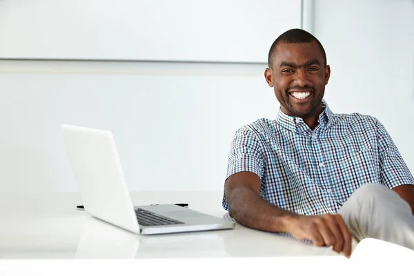 Man Portret Ontwerper Laptop Met Glimlach Voor Online Onderzoek Sociale — Stockfoto